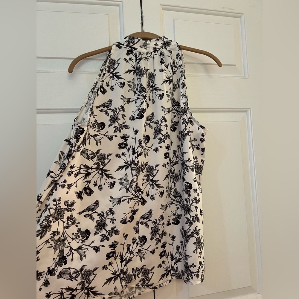Violets & Roses Black and White Floral Sleeveless Blouse NWT Size L - Picture 8 of 8